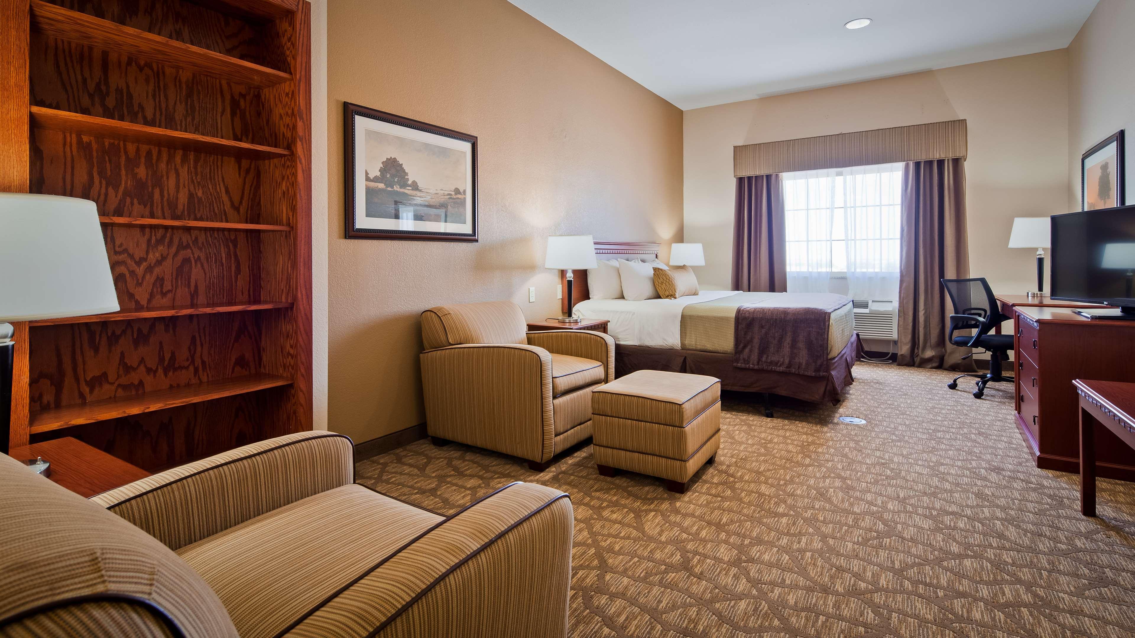 Best Western Plus Butterfield Inn Hays Exterior photo