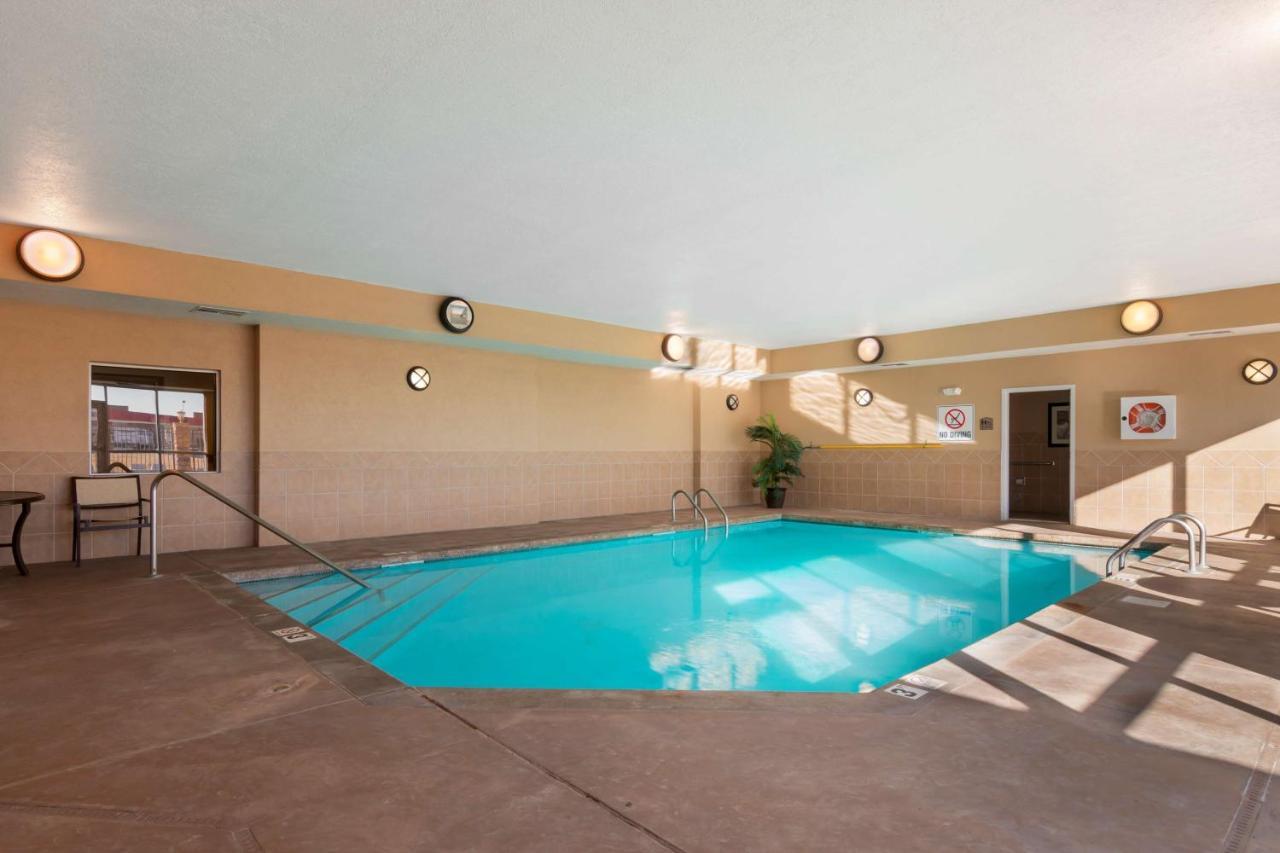 Best Western Plus Butterfield Inn Hays Exterior photo