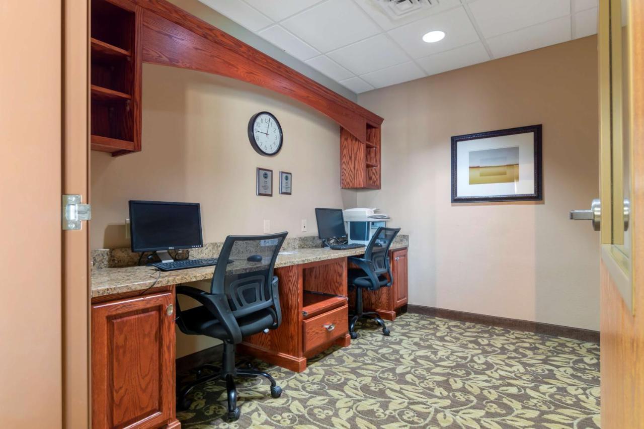 Best Western Plus Butterfield Inn Hays Exterior photo