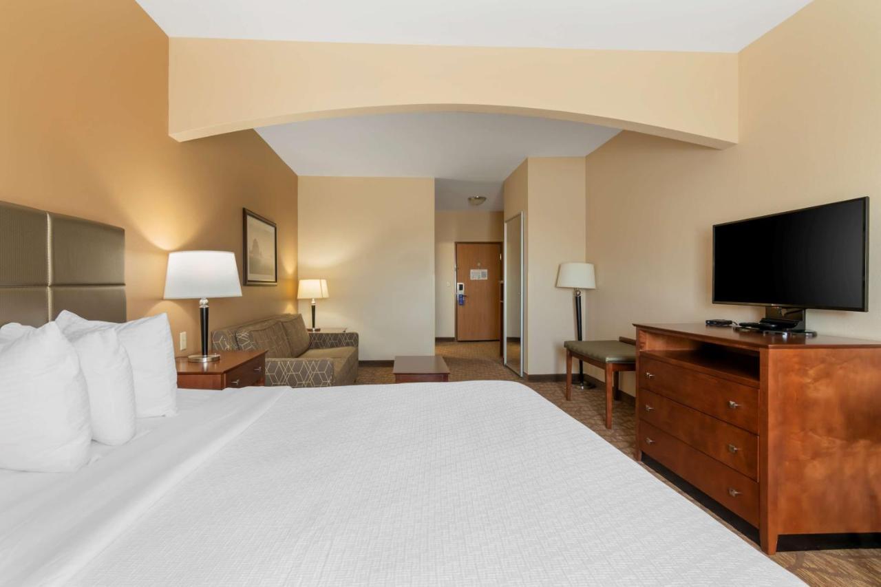Best Western Plus Butterfield Inn Hays Exterior photo