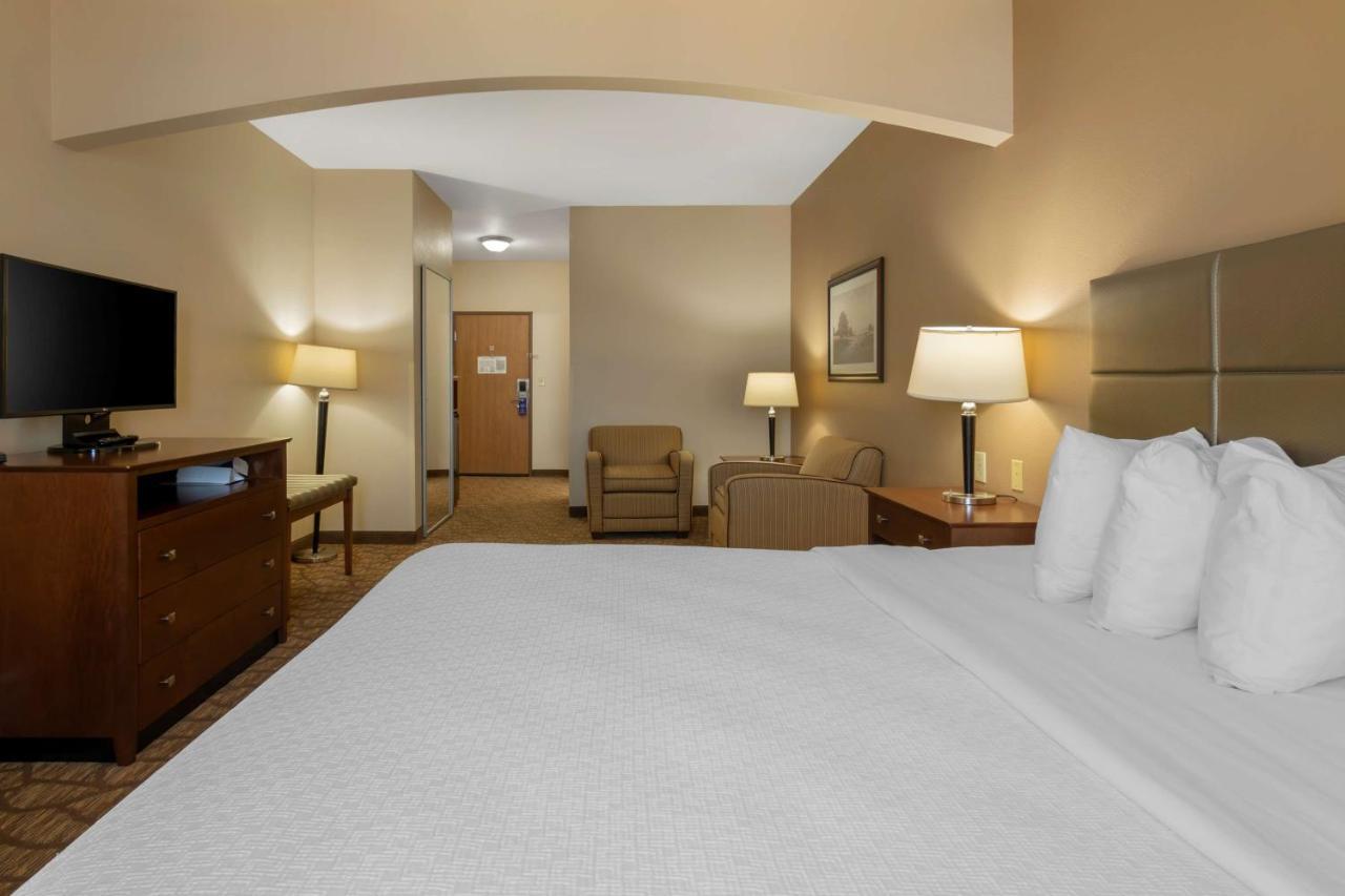 Best Western Plus Butterfield Inn Hays Exterior photo