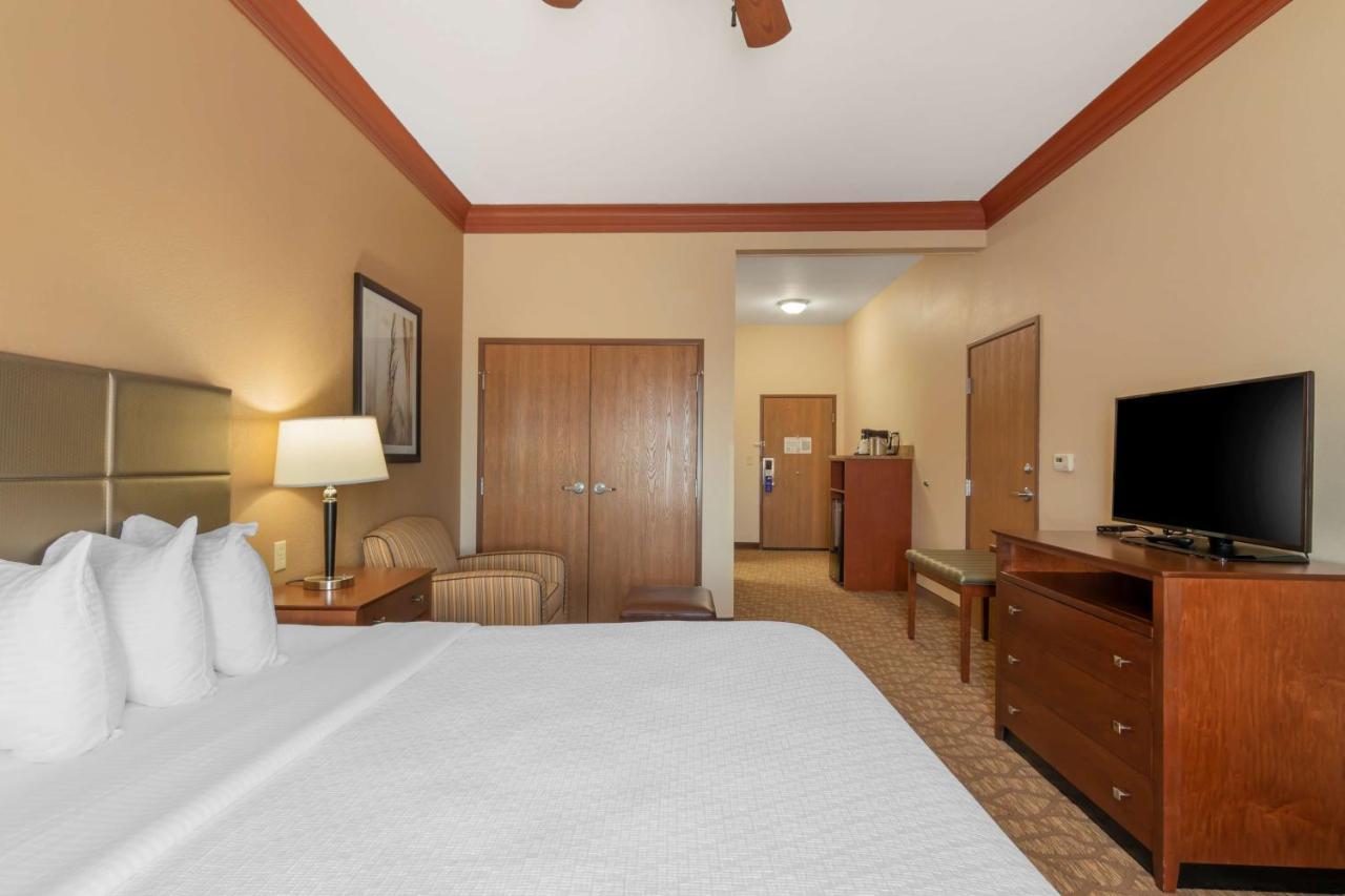 Best Western Plus Butterfield Inn Hays Exterior photo