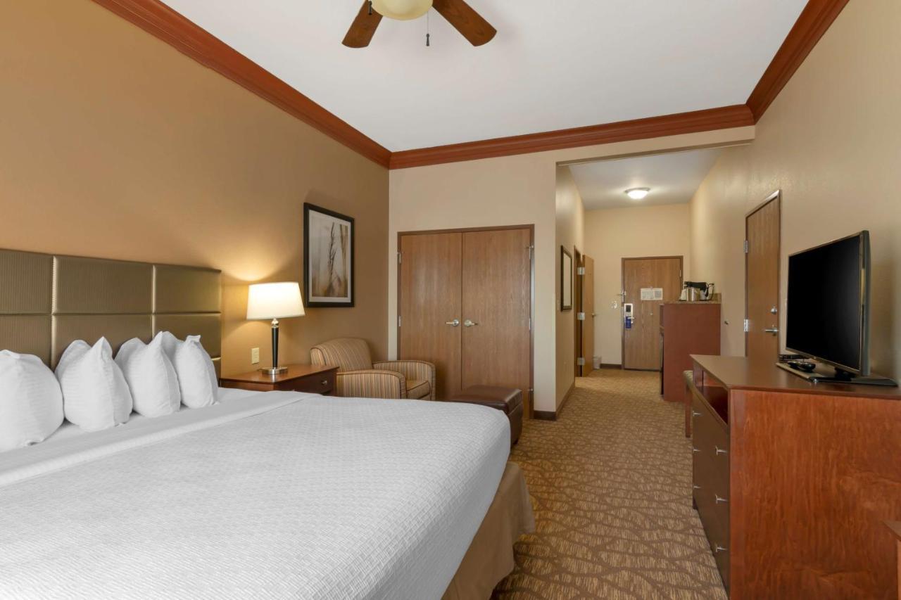 Best Western Plus Butterfield Inn Hays Exterior photo
