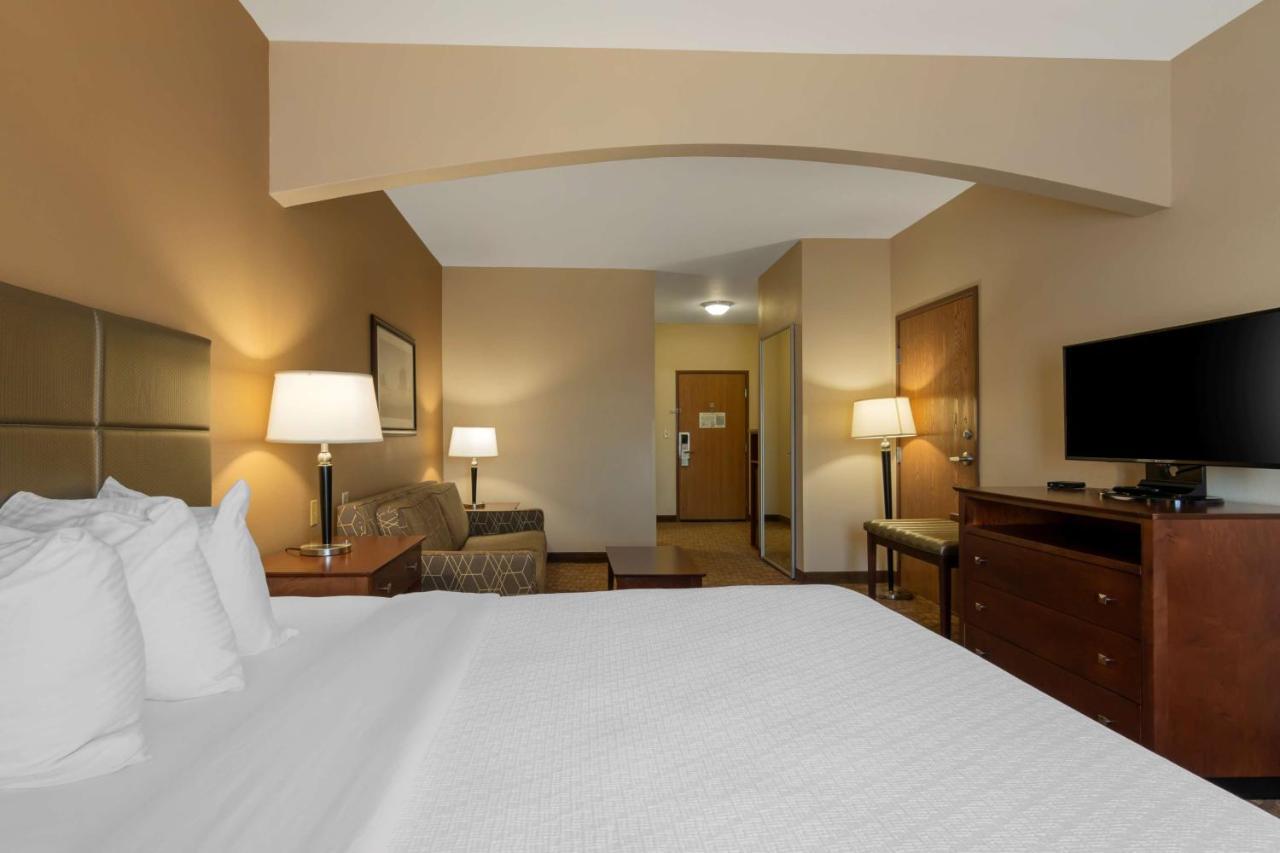 Best Western Plus Butterfield Inn Hays Exterior photo